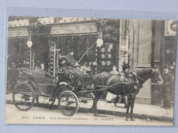 Paris , Les Femmes Cochères , Madame Dufau , Devant Une Chapellerie - Ambachten In Parijs