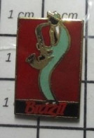 713H Pin's Pins / Beau Et Rare / BOISSONS / CAFE BRAZIL SAXOPHONISTE JAZZ - Dranken