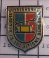 715A Pin's Pins / Beau Et Rare / POMPIERS / POMPE A BRaS ? VETERANS EXEMPLES ET TRADITIONS DEMEURENt - Firemen