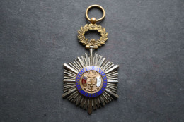 Médaille Ordre Hospitaliers Sauveteurs Paris   étoile émaillée Ancienne - France
