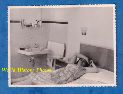 Photo Ancienne Snapshot - Portrait Femme Dans Sa Chambre D' Hotel ? Decor Deco Lavabo Cendrier Miroir Lampe Lit Fille - Voorwerpen