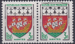 18129 Variété : N° 1186 Blason Nantes REP. FRANC. Gras Tenant à Normal  ** - Unused Stamps