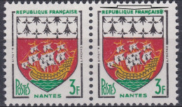 18129 Variété : N° 1186 Blason Nantes REP. FRANC. Gras Tenant à Normal  ** - Ungebraucht