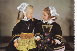 LA BRETAGNE - Enfants En Costumes De La Région De Cap-Sizun (Pointe Du Raz) (Finistère) - Kostums