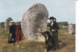 La Bretagne - 56-CARNAC- Les Menhirs. Coiffes Des Régions De CARNAC,QUIBERON, AURAY - Costumes