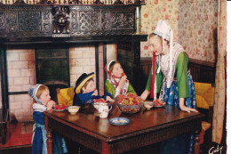 FOLKLORE DE FRANCE... Famille De Plougastel-Daoulas (29) Dégustation Des Fraises - Kostums