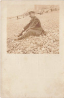 FANTAISIE - Homme - Un Homme Assis Sur La Plage Des Galets - Plage - Dos Non Divisé - Carte Postale Ancienne - Männer