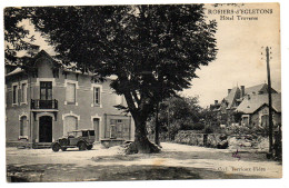 CPA   19    ROSIERS D EGLETONS   -     HOTEL TRAVERSE     VIEILLE VOITURE GAREE A COTE DE LA FONTAINE - Egletons