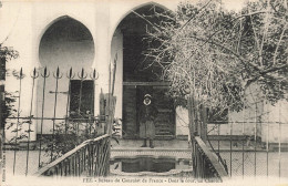 MAROC - Fez - Vue Générale Du Bureau Du Consulat De France - Dans La Cour Un Chaouch - Carte Postale Ancienne - Fez