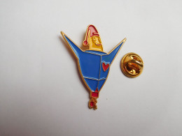 Superbe Pin's En Relief , Montgolfière , Personnage De Carnaval , Ducasse , Signé Benoit - Mongolfiere