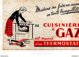 Madame Ira Faire Ses Courses En Toute Tranquillité Sa Cuisinière à Gaz Est Munie D'un Thermostat - Elektrizität & Gas