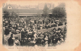 Cholet * Manifestation Du 26 Juillet 1903 , Catholiques Attendant L'heure De La Distribution Des Prix Chez Religieuses - Cholet