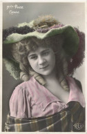 MODE - Mlle Page Châtelet - Femme Avec Des Anglaise Châle à Carreaux Et Chapeau à Plumes - Carte Postale Ancienne - Fashion
