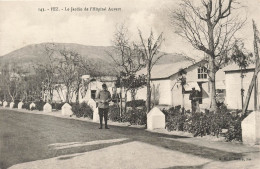 MAROC - Fez - Vue Sur Le Jardin De L'hôpital Auvert - Un Militaire - Carte Postale Ancienne - Fez (Fès)