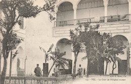 MAROC - Fez - Vue Générale Sur La Cour De L'hôpital Auvert - Quatre Hommes Dans La Court - Carte Postale Ancienne - Fez