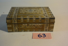 C63 Ancienne Boite Biscuit HUNTLEY AND PALMERS LONDON ENGLAND - Cajas