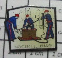 713M  Pin's Pins / Beau Et Rare / POMPIERS / SAPEURS POMPIERS DE NOGENT LE PHAYE POMPE A BRAS - Brandweerman