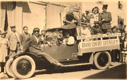 Blain * Carte Photo Photographe Romain * Automobile Ancienne , Char De La Fête De La St Laurent * Service Voyageurs - Blain