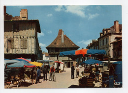 - CPM SAINT-CÉRÉ (46) - Un Jour De Marché Sur La Place Mercadial - Editions Théojac N° 32 - - Saint-Céré