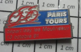 713M Pin's Pins / Beau Et Rare / SPORTS / CYCLISME VELO COURSE PARIS TOURS DEPART ISSY Oussa ? LES MOULINEAUX - Cyclisme
