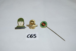 C65 5 Anciennes Décorations - Broches Militaire - Combattants Bastogne - Andere & Zonder Classificatie