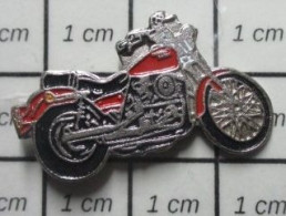 713M  Pin's Pins / Beau Et Rare / MOTOS / GROSSE MOTO ROUTIERE RETRO ROUGE PEUT ETRE HARLEY ? - Motos