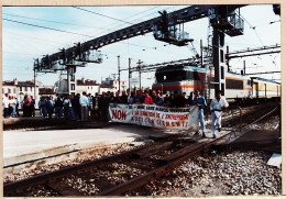 02624 ● MARSEILLE Gare Saint CHARLES Employés St MARCEL Bloquent TRAIN 5007 Grèves Mai 1994 Syndicat Manifestation 3382 - Estación, Belle De Mai, Plombières