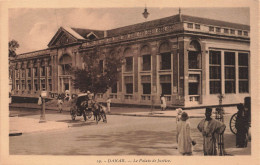 SENEGAL - Dakar - Vue Générale Sur Le Palais De Justice - Des Gens Autour - Animé - Carte Postale Ancienne - Senegal