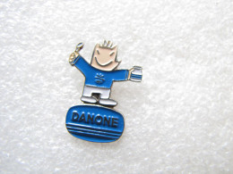 PIN'S    JEUX OLYMPIQUES  BARCELONE 92  DANONE  COBI - Jeux Olympiques