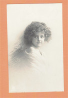 XB1197 JEUNE FILLE, ENFANT, GIRL FAMOUS MODEL GRETE REINWALD NAKED SHOULDER IN LACE DRESS RPPC - Ritratti