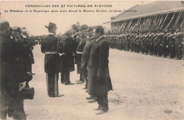 Bateau Sous Marin Funérailles Des 27 Victimes Du Pluviose CPA Le Président De La République Donne L' Accolade à Savidan - Sous-marins