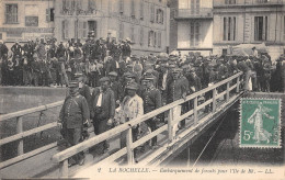 CPA 17 LA ROCHELLE / EMBARQUEMENT DES FORCATS POUR L'ILE DE RE - La Rochelle