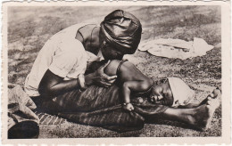 AF032 NIGER - BEBE RECEVANT UN LAVEMENT - FEMME S'OCCUPANT DE SON ENFANT - Niger