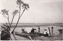 AF061 SCENE DE VIE AU BORD DU FLEUVE - PIROGUIERS EN ATTENTE AU BORD DE L'EAU - Sonstige & Ohne Zuordnung