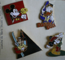 PIN'S  Disney Mickey, Donald, Lot 4 Pièces. - Comics