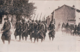 CARTE PHOTO LOUIS XV à NÎMES Entrée De Militaires Du 55e Dans REMOULINS - Remoulins