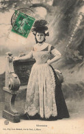 FANTAISIES - Femmes - Mâconnaise - Une Femme Debout Seule Près D'une Chaise - Carte Postale Ancienne - Donne