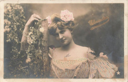 FANTAISIES - Femmes - Une Femme Seule En Train De Fixer Du Regard - Carte Postale Ancienne - Women