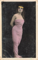 FANTAISIES - Femmes - Une Femme Seule Avec Une Robe - En Train De Regarder Quelque Chose - Carte Postale Ancienne - Mujeres