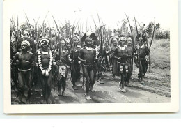 Papouasie - Hommes En Tenue Avec Leurs Armes - Papouasie-Nouvelle-Guinée