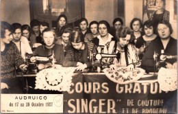CPA - SELECTION -  AUDRUICQ -  CARTE PHOTO -   Cours Gratuit De Couture Et Broderie Sur Machine SINGER - Octobre 1927. - Audruicq