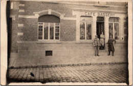 CPA - SELECTION -  AUBIGNY EN ARTOIS -   CARTE PHOTO - Café BASSERY . Rue Du Général De Gaulle (raretée) - Aubigny En Artois