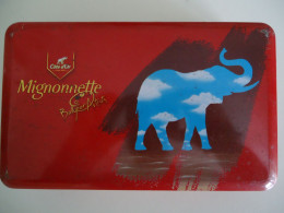 Boîte En Métal 2006 -  Côte D'or, Mignonnette, Belgian Artists  - Illustration "à La René Magritte", Eléphant - Boxes