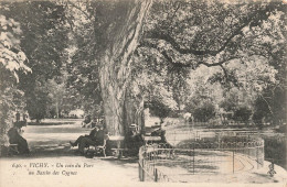 FRANCE - Vichy - Un Coin Du Parc Au Bassin Des Cygnes - Animé - Bancs à L'ombre Des Arbres - Carte Postale Ancienne - Vichy