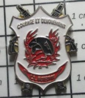 715A Pin's Pins / Beau Et Rare / POMPIERS / COURAGE ET DEVOUEMENT CS MOYEUVRE - Pompiers