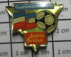 715A  Pin's Pins / Beau Et Rare / SPORTS / FOOTBALL CHAMPIONNAT D'EUROPE 1992 YOUGOSLAVIE DRAPEAU ANGLAIS JUSTIN BRIDOU - Football