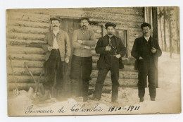 Carte Photo.souvenir De Colombie.1910-1911.Columbia U.S.A.Quatre Hommes Devant Un Chalet Fumant La Pipe Dans La Neige. - Colombia