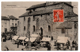 La Place De L'église Et La Sortie De La Messe - Retournac