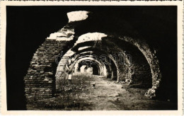 ** T1 Ada Kaleh, Sírcsarnok, Katakomba, Hölgy / Catacombs. Ömer Feyzi Photo - Zonder Classificatie