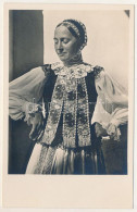 * T2 Szásztörpény, Treppen, Tarpiu; Femee Tanara / Erdélyi Folklór. Foto Orig. J. Fischer / Junge Frau / Transylvanian F - Ohne Zuordnung